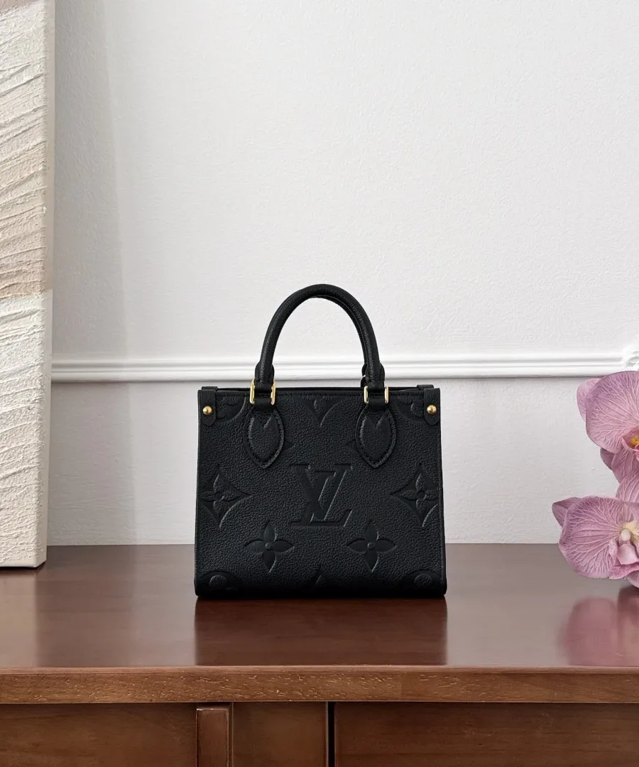 Черная сумка-тоут Louis Vuitton OnTheGo BB с тиснением Monogram Empreinte, вид спереди