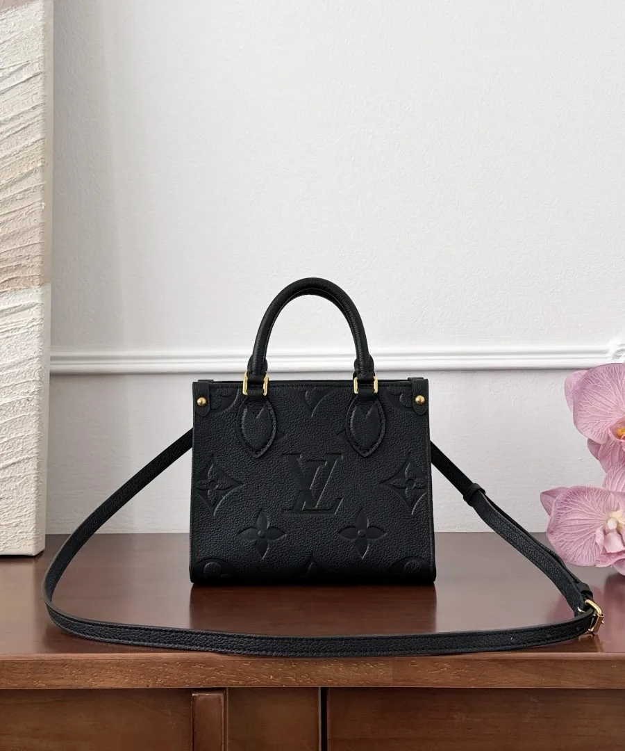 Черная сумка Louis Vuitton OnTheGo BB с прикрепленным кожаным плечевым ремнем