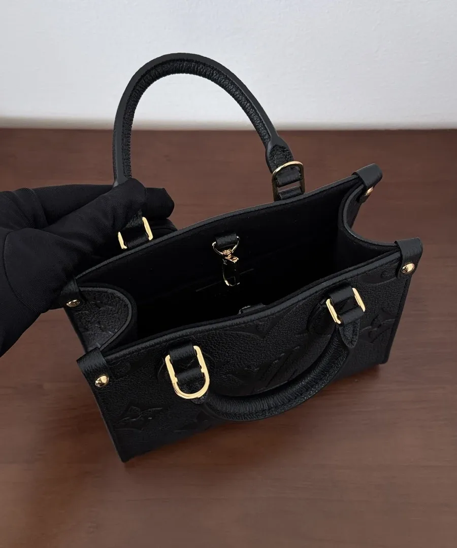 Внутреннее отделение черной сумки Louis Vuitton OnTheGo BB