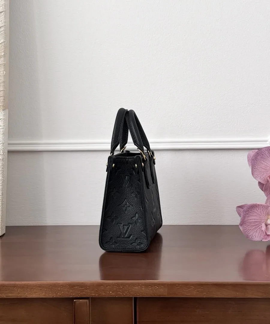 Черная кожаная сумка Louis Vuitton OnTheGo BB, вид сбоку