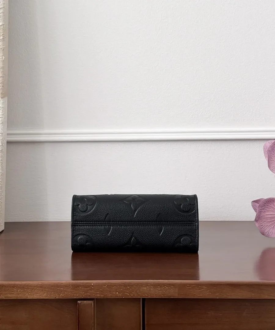 Нижняя часть черной сумки Louis Vuitton OnTheGo BB с тисненым узором
