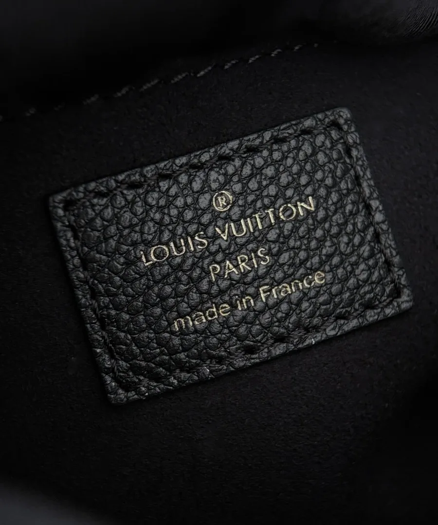 Кожаная нашивка с тиснением Louis Vuitton Paris внутри сумки