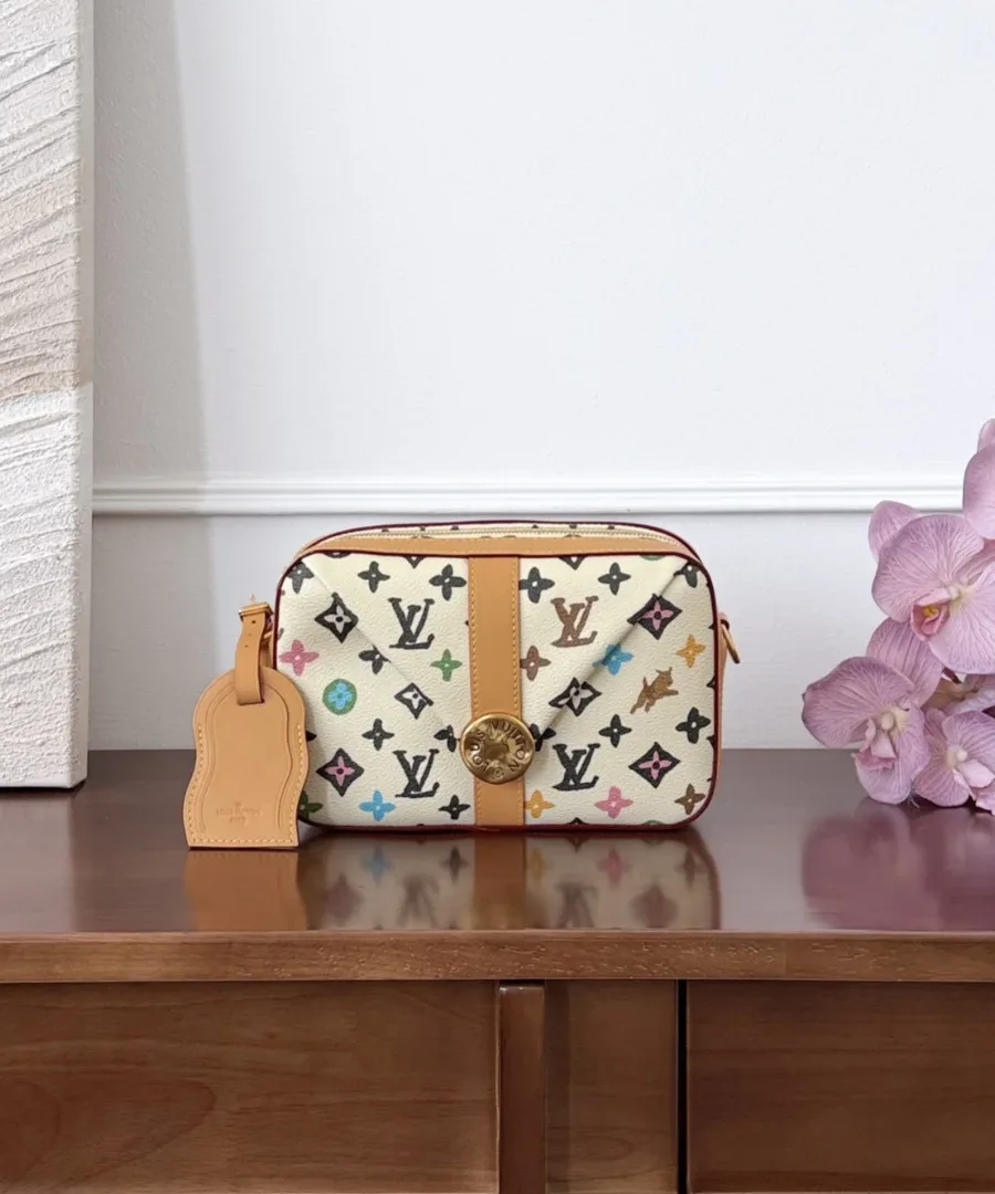 Светлая сумка-мессенджер Louis Vuitton с разноцветным принтом Monogram, вид спереди