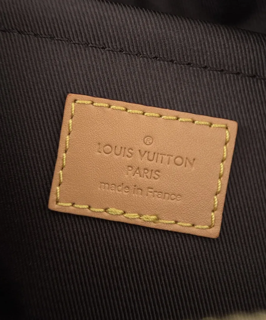 Внутренняя кожаная нашивка с тиснением Louis Vuitton Paris, крупный план