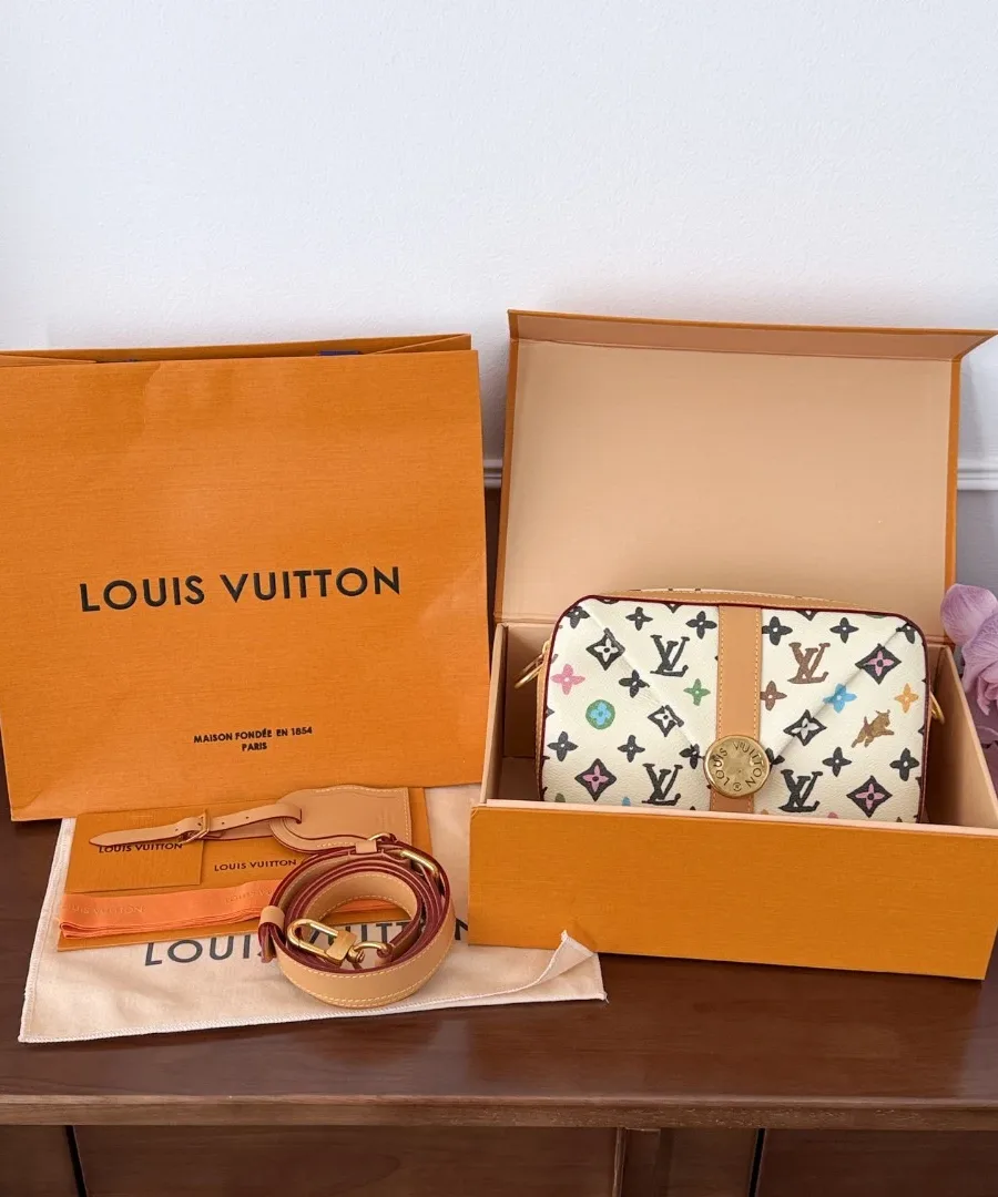 Сумка-мессенджер Louis Vuitton рядом с фирменной коробкой и пакетом