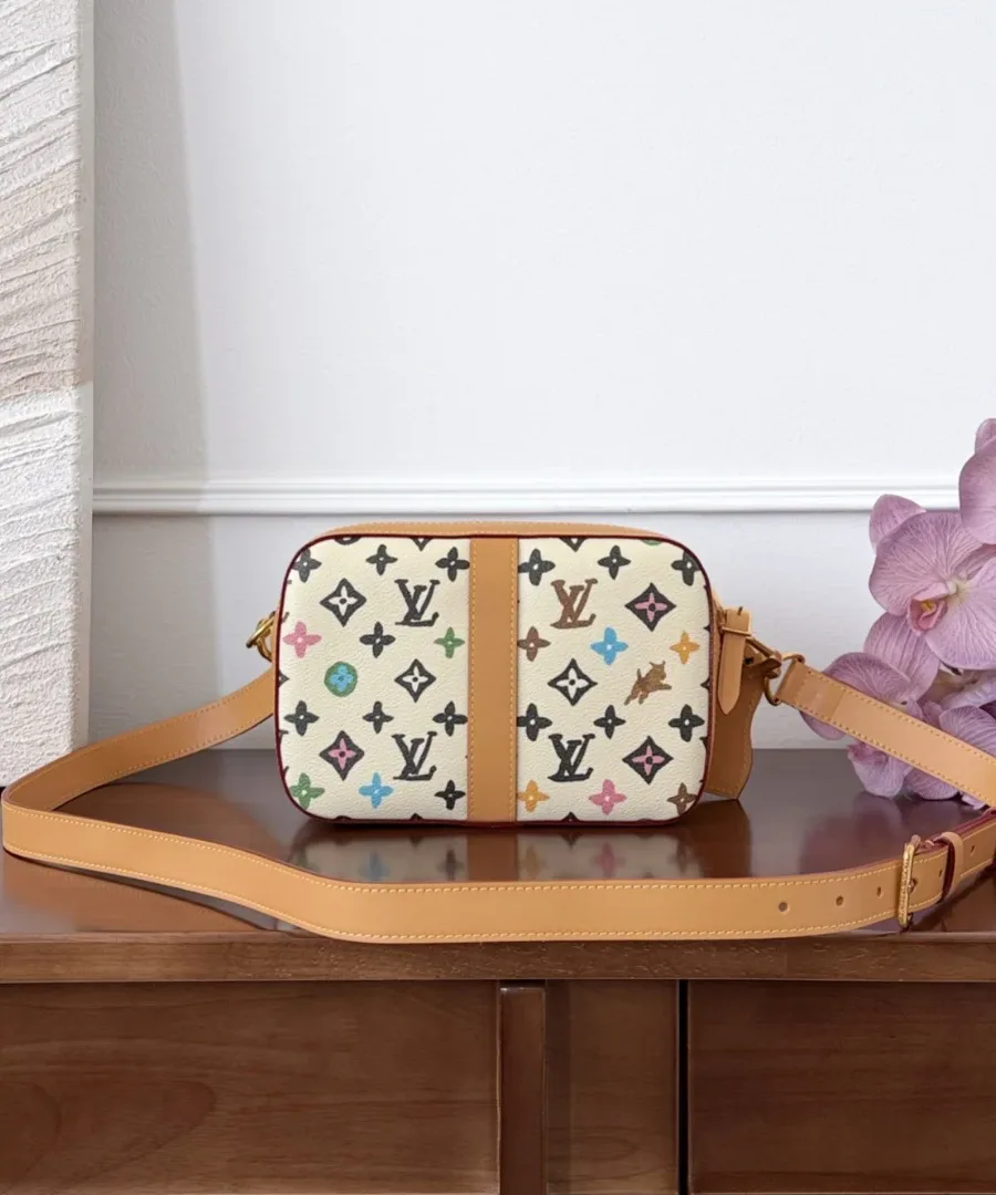 Светлая сумка-мессенджер Louis Vuitton с прикрепленным кожаным плечевым ремнем