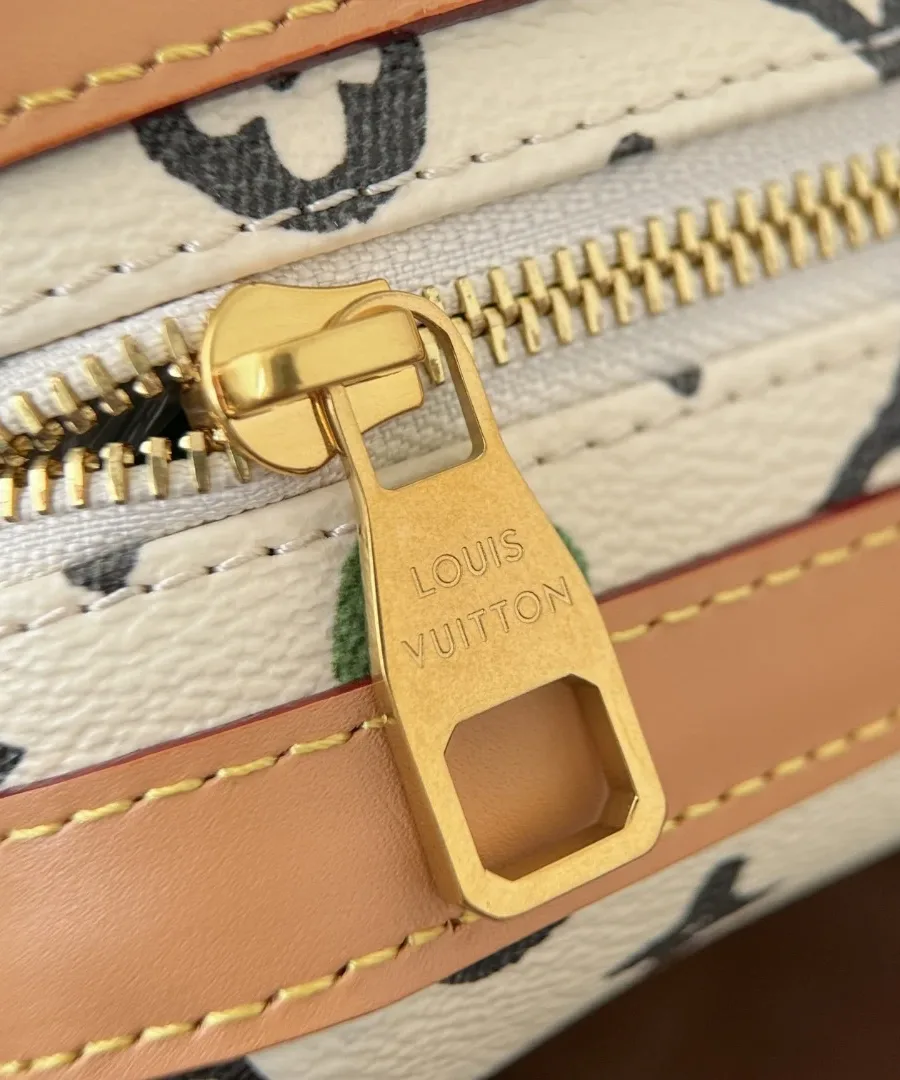 Золотистая застежка-молния с гравировкой Louis Vuitton, крупный план