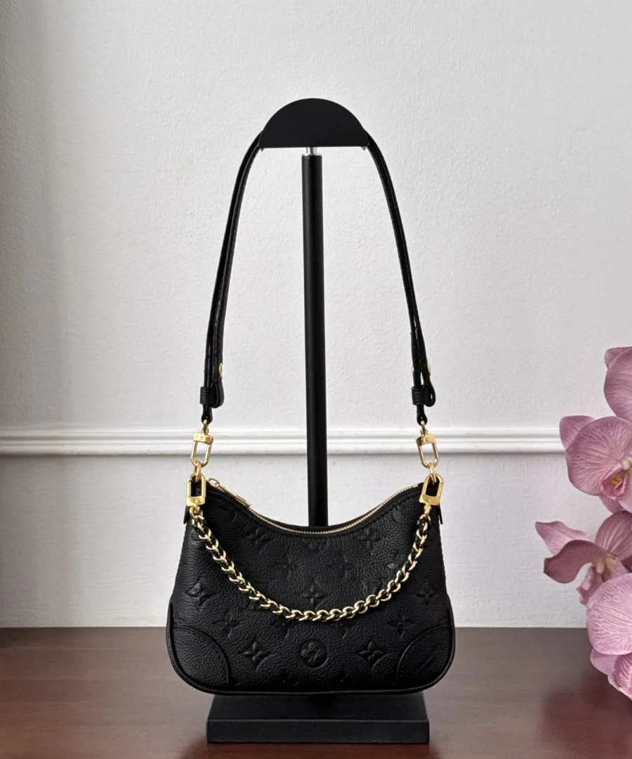 Черная сумка Louis Vuitton Bagatelle на подставке, вид спереди с цепочкой и ремнем