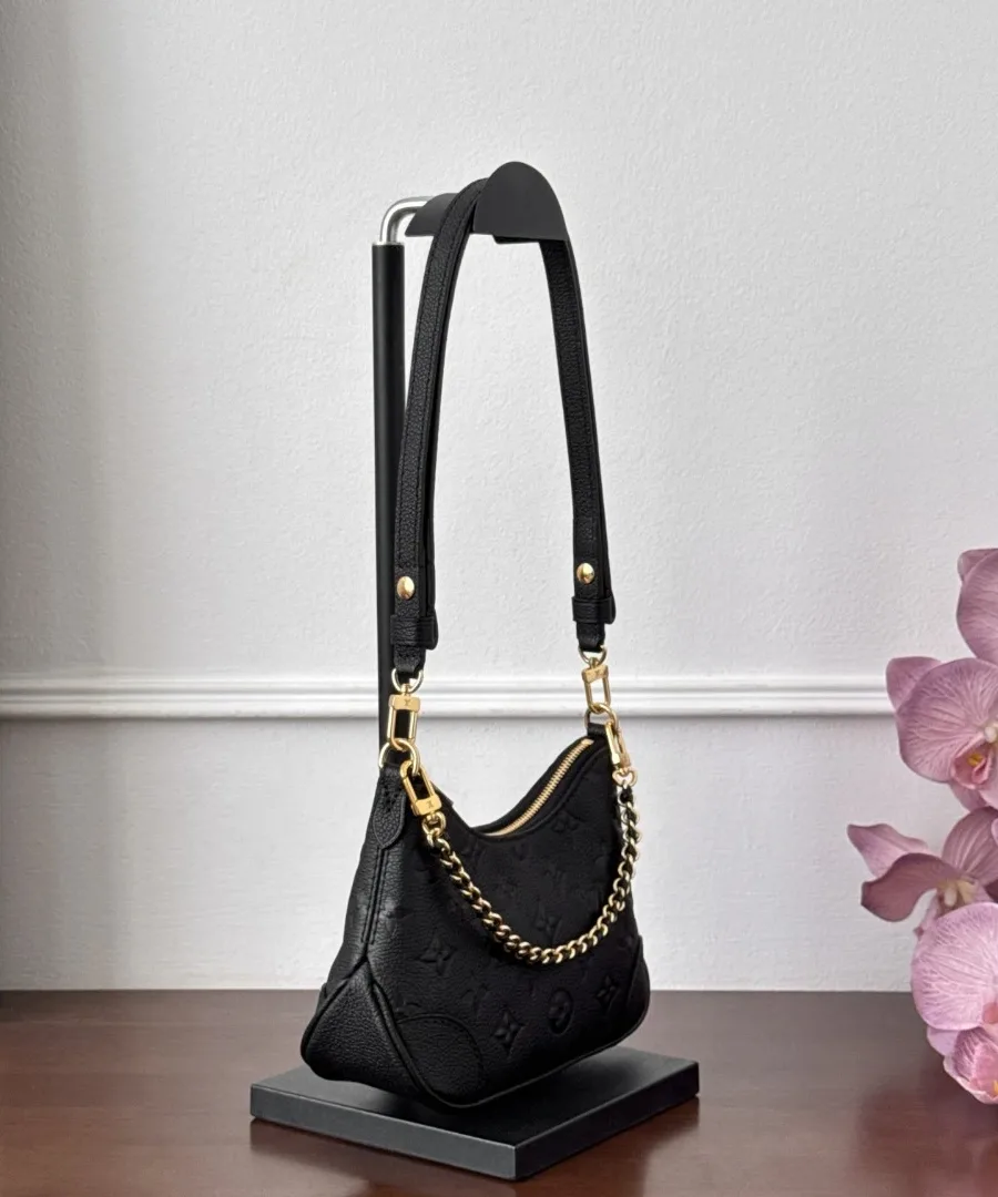 Черная сумка Louis Vuitton Bagatelle из тисненой кожи Empreinte, вид в три четверти