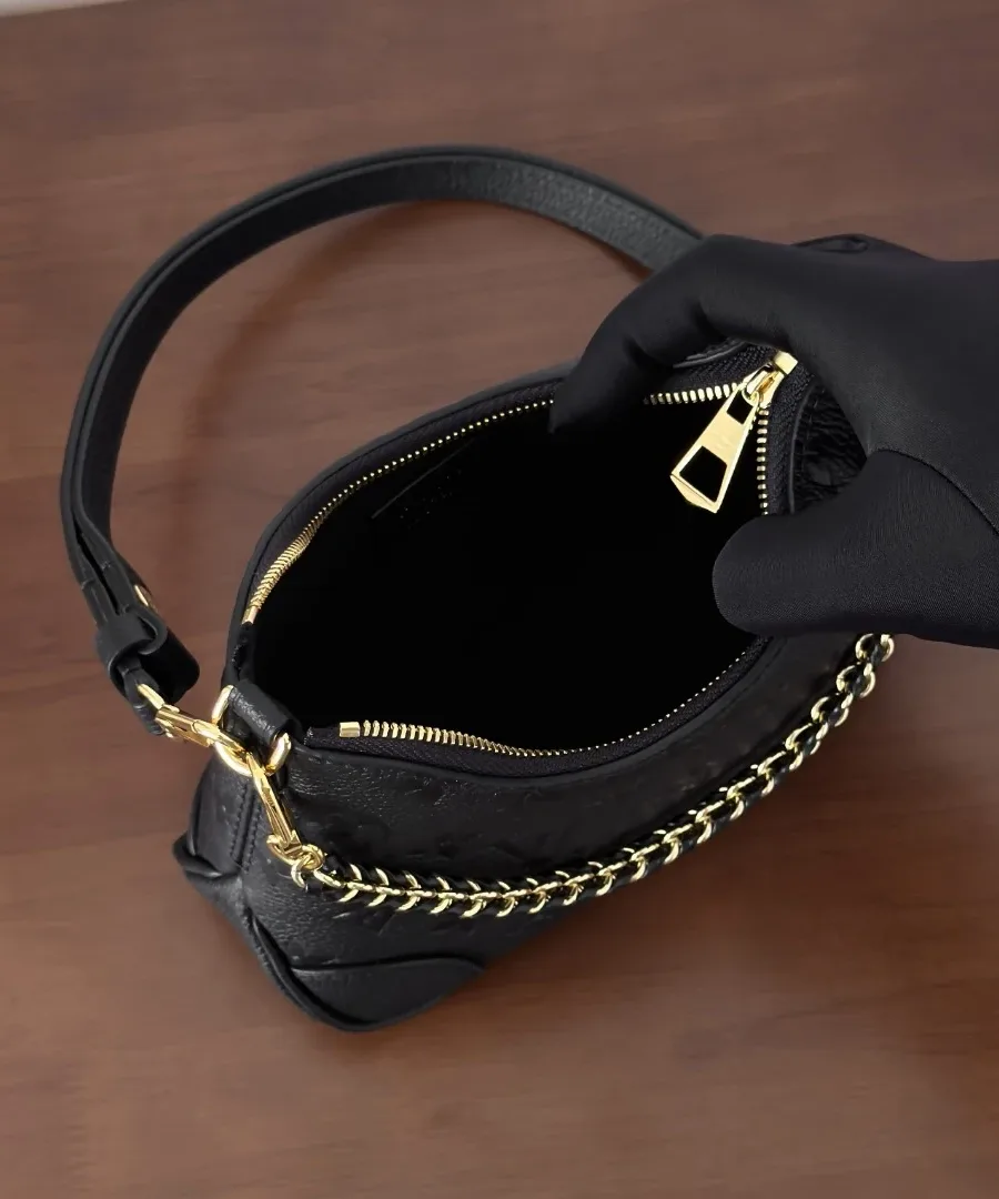 Открытое внутреннее отделение черной сумки Louis Vuitton Bagatelle