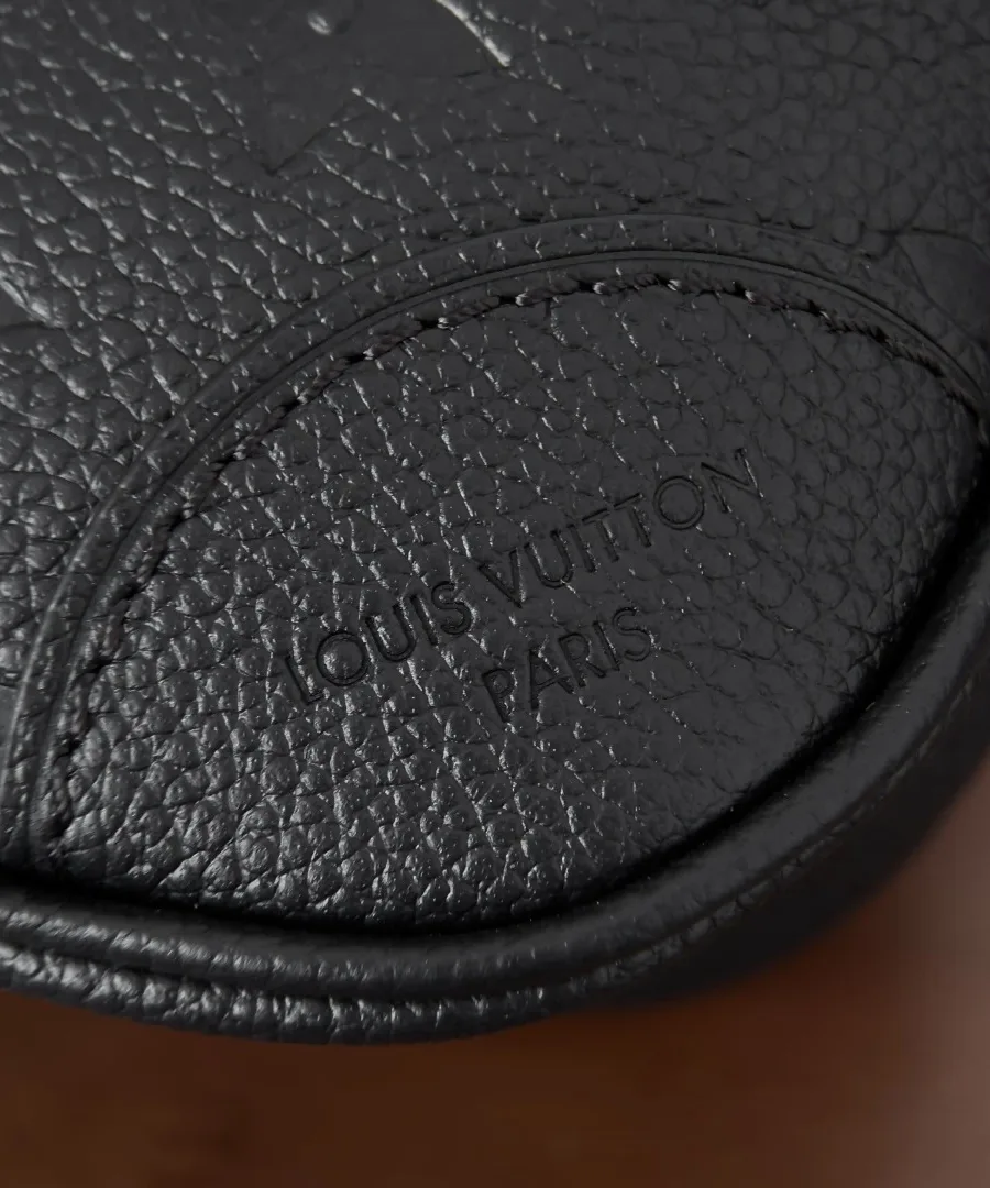 Тисненый логотип Louis Vuitton Paris на кожаной детали сумки