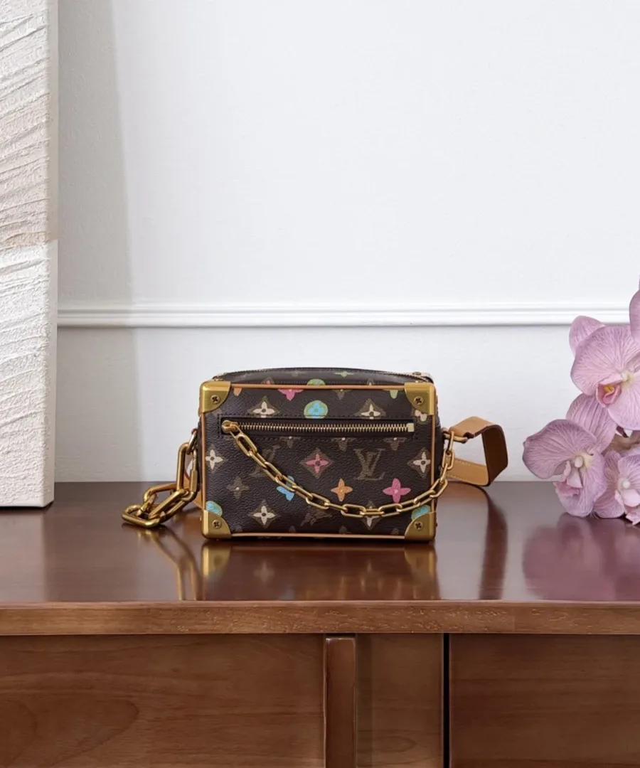 Сумка-коробка Louis Vuitton Mini Soft Trunk черного цвета с разноцветным принтом, вид спереди