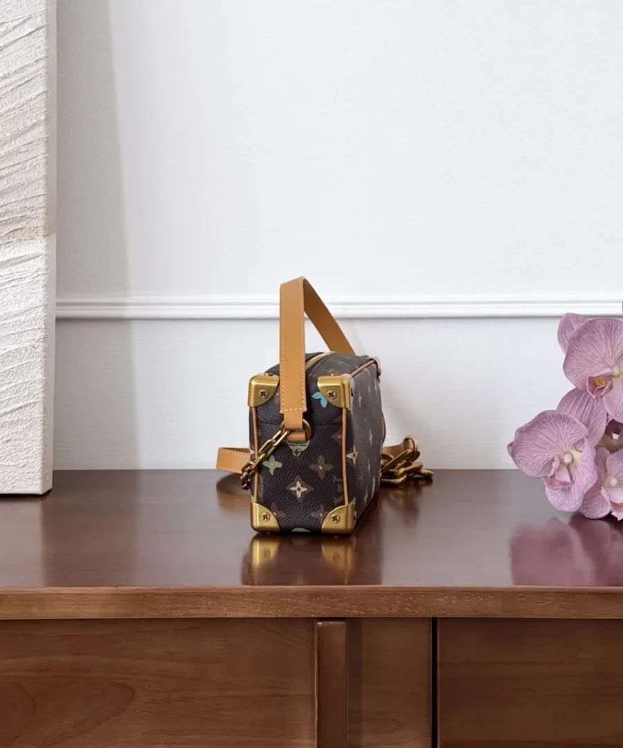 Сумка-коробка Louis Vuitton Mini Soft Trunk, вид сбоку, виден кожаный ремень