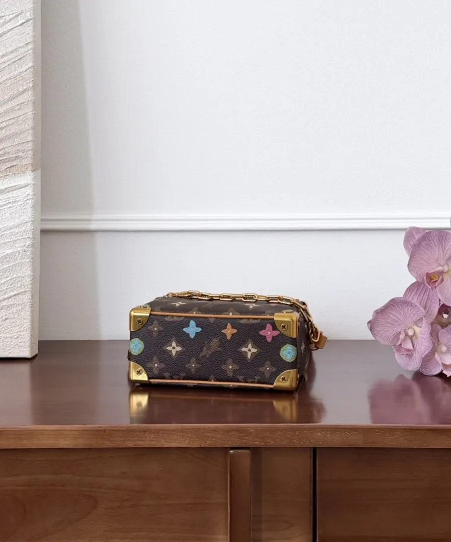 Сумка-коробка Louis Vuitton Mini Soft Trunk, вид снизу