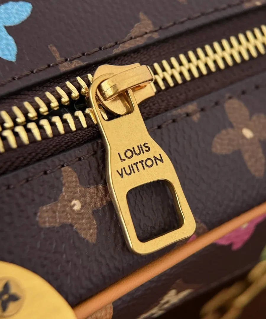 Крупный план золотистой молнии с гравировкой Louis Vuitton