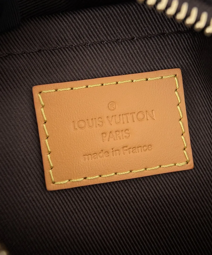 Крупный план внутренней кожаной нашивки с тиснением Louis Vuitton Paris