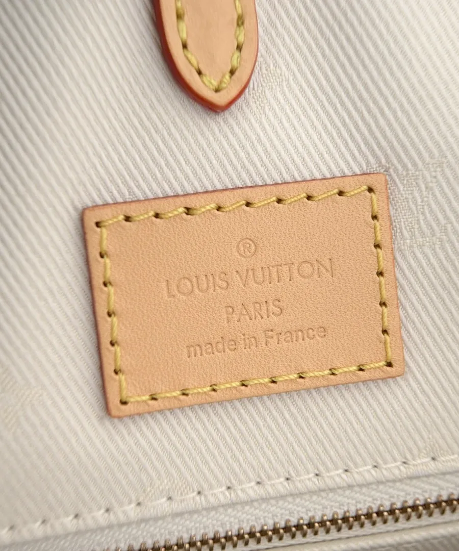 Крупный план кожаной нашивки с тиснением Louis Vuitton Paris made in France внутри сумки