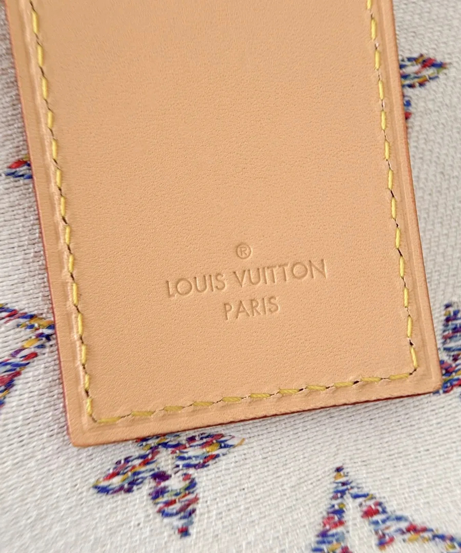 Крупный план кожаной детали с тиснением Louis Vuitton Paris