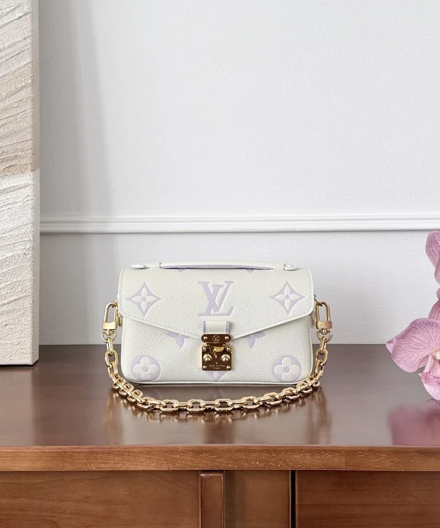 Бело-сиреневая сумка Louis Vuitton Pochette Métis East West с золотистой цепочкой, вид спереди