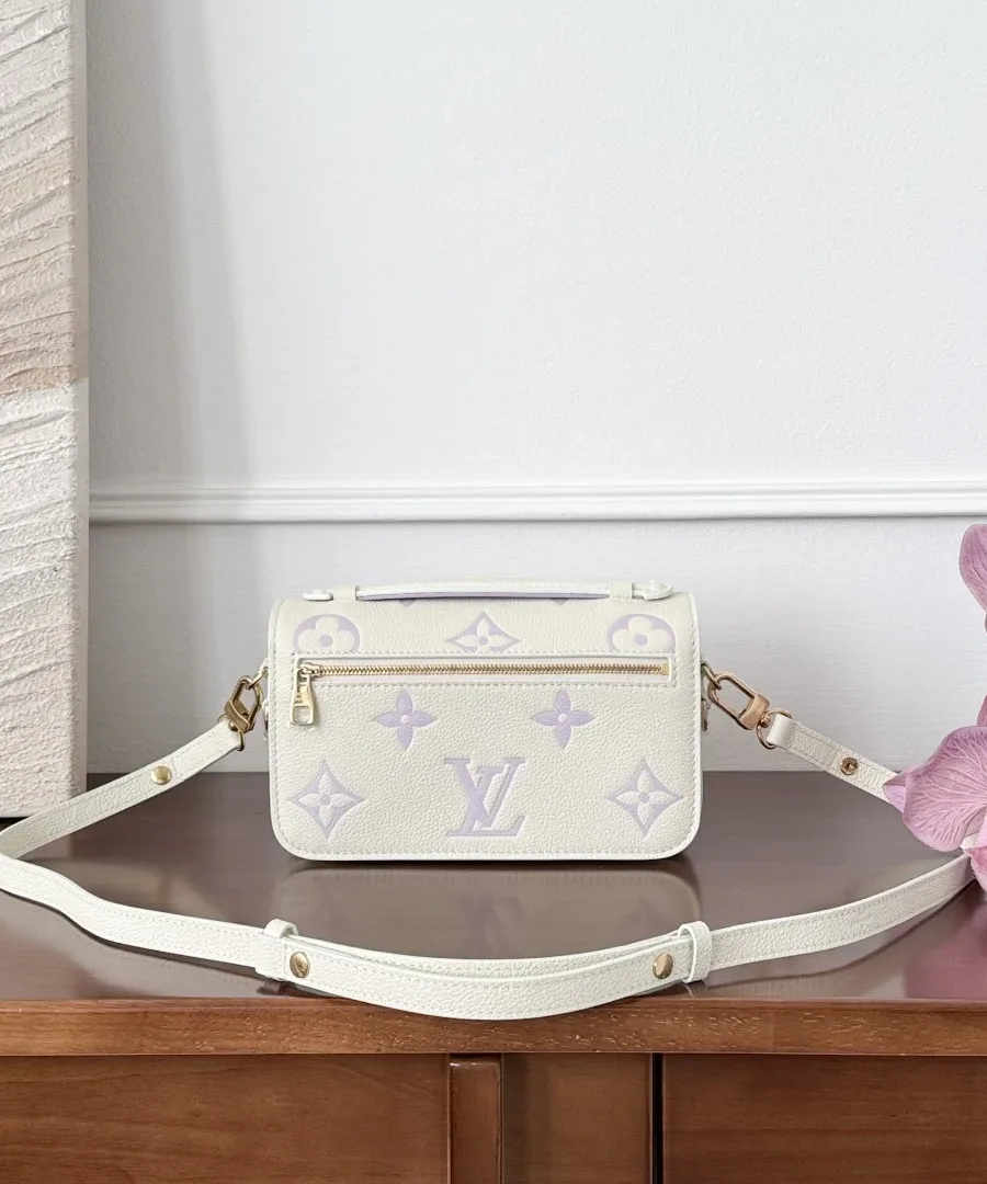 Задняя сторона сумки Louis Vuitton Pochette Métis East West с карманом на молнии и кожаным ремнем