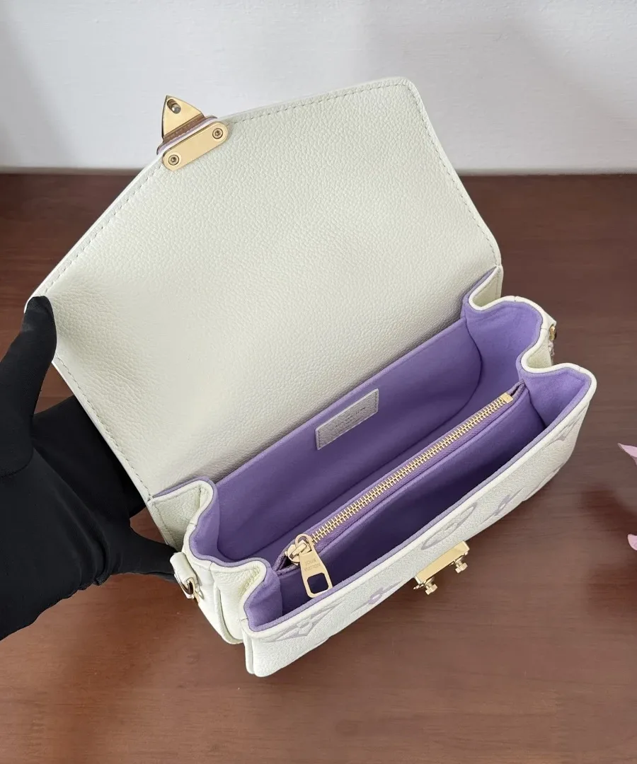 Сумка Louis Vuitton Pochette Métis East West в открытом виде, фиолетовое внутреннее отделение