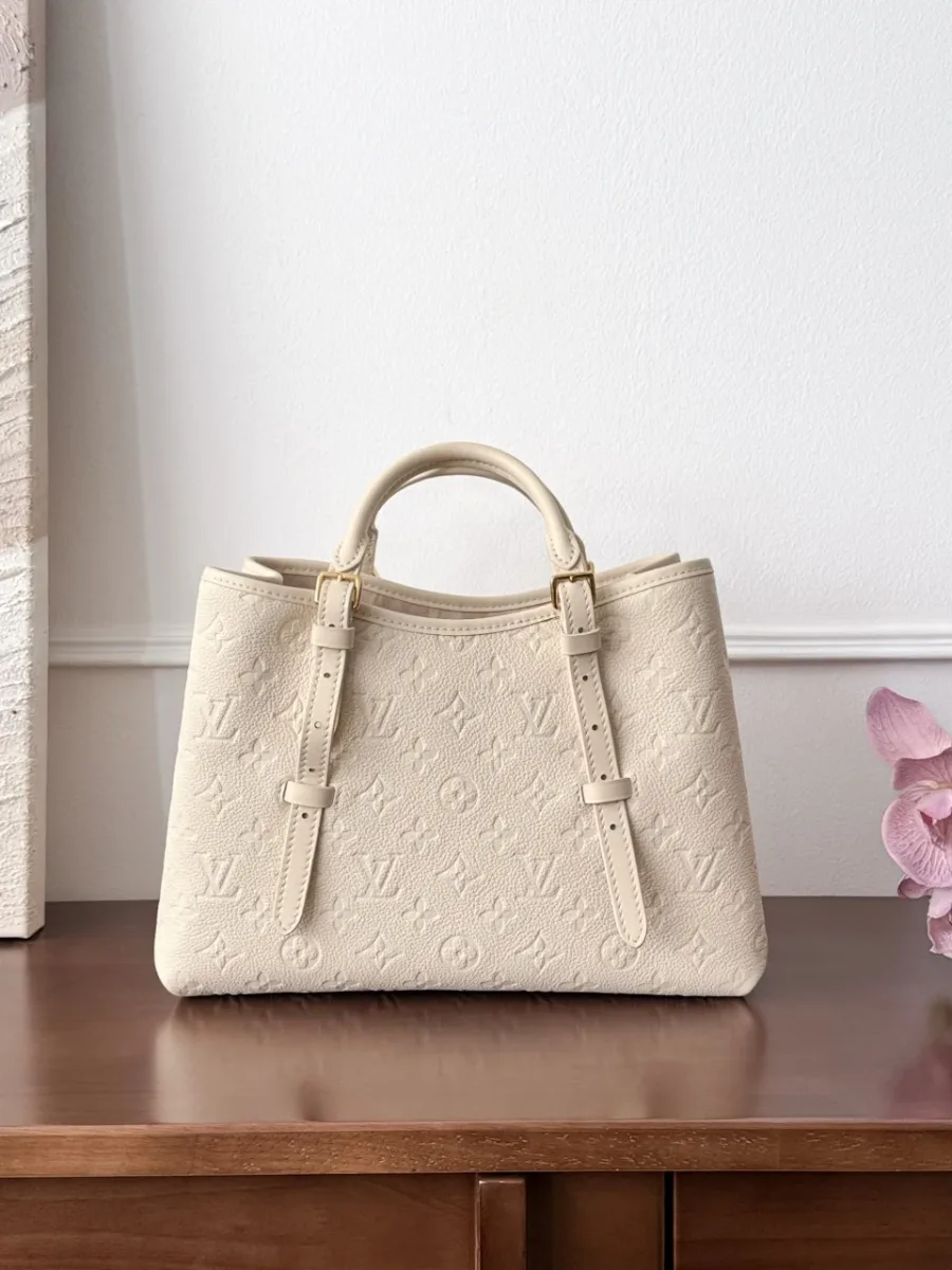 Кремово-белая сумка-тоут Louis Vuitton Babylone из тисненой кожи, вид спереди