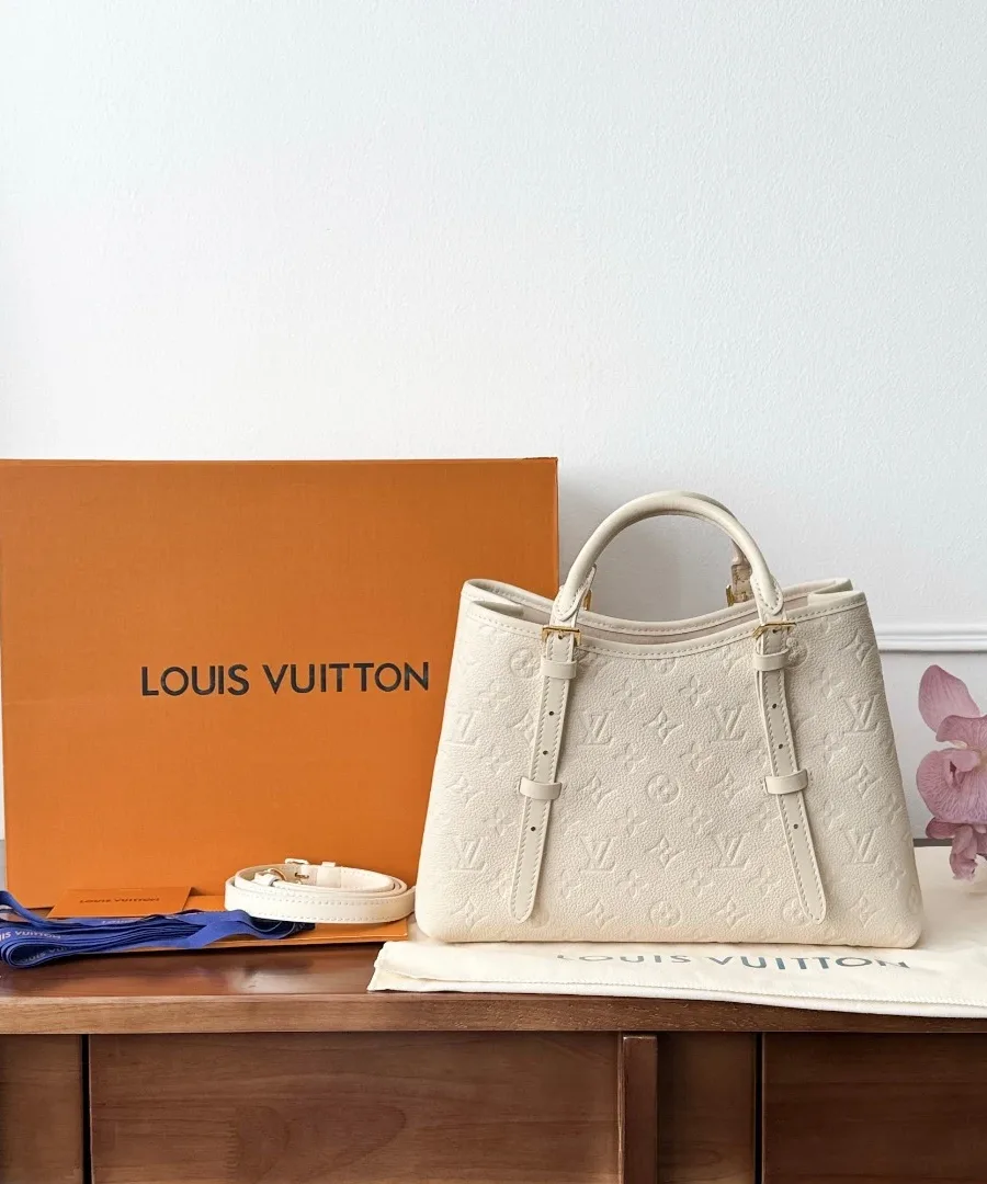 Кожаная сумка Louis Vuitton Babylone рядом с фирменной коробкой и пыльником