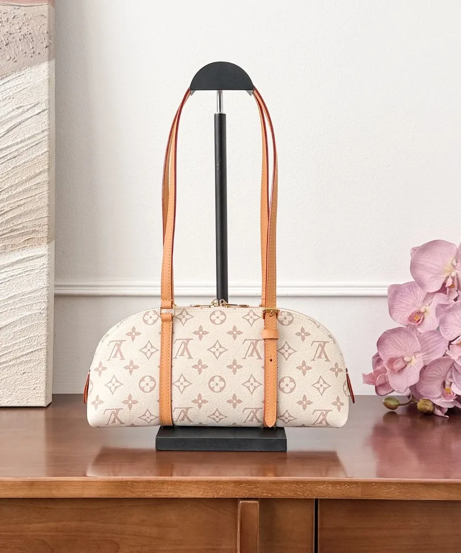 Сумка-боулинг Louis Vuitton Alma Bowling бежево-розового цвета, вид спереди