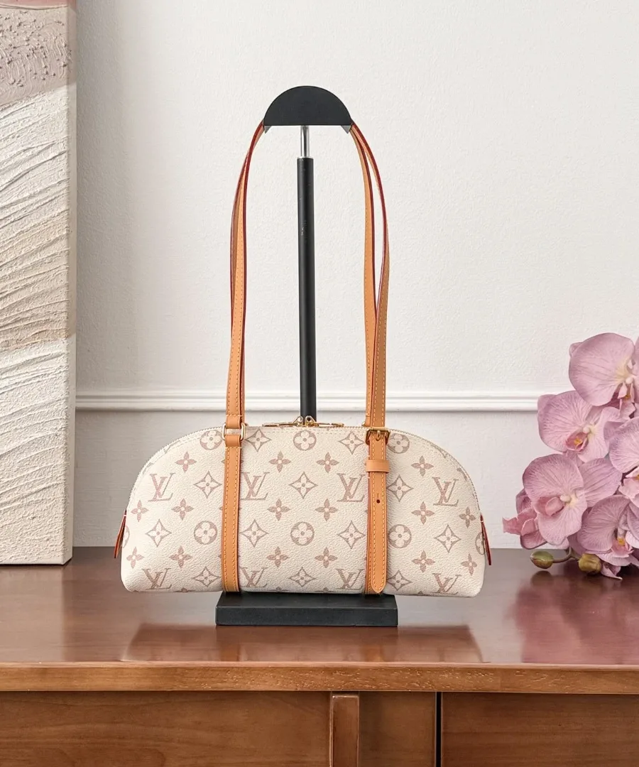 Сумка-боулинг Louis Vuitton Alma Bowling на подставке, вид спереди