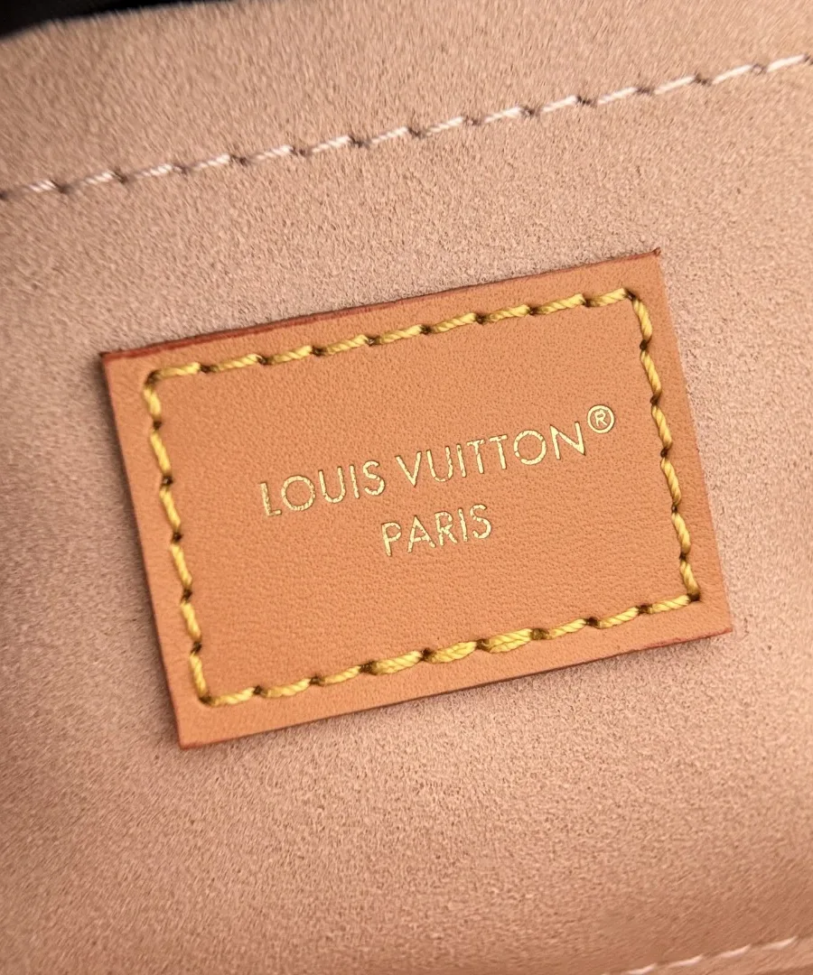 Внутренний кожаный патч с тиснением Louis Vuitton Paris