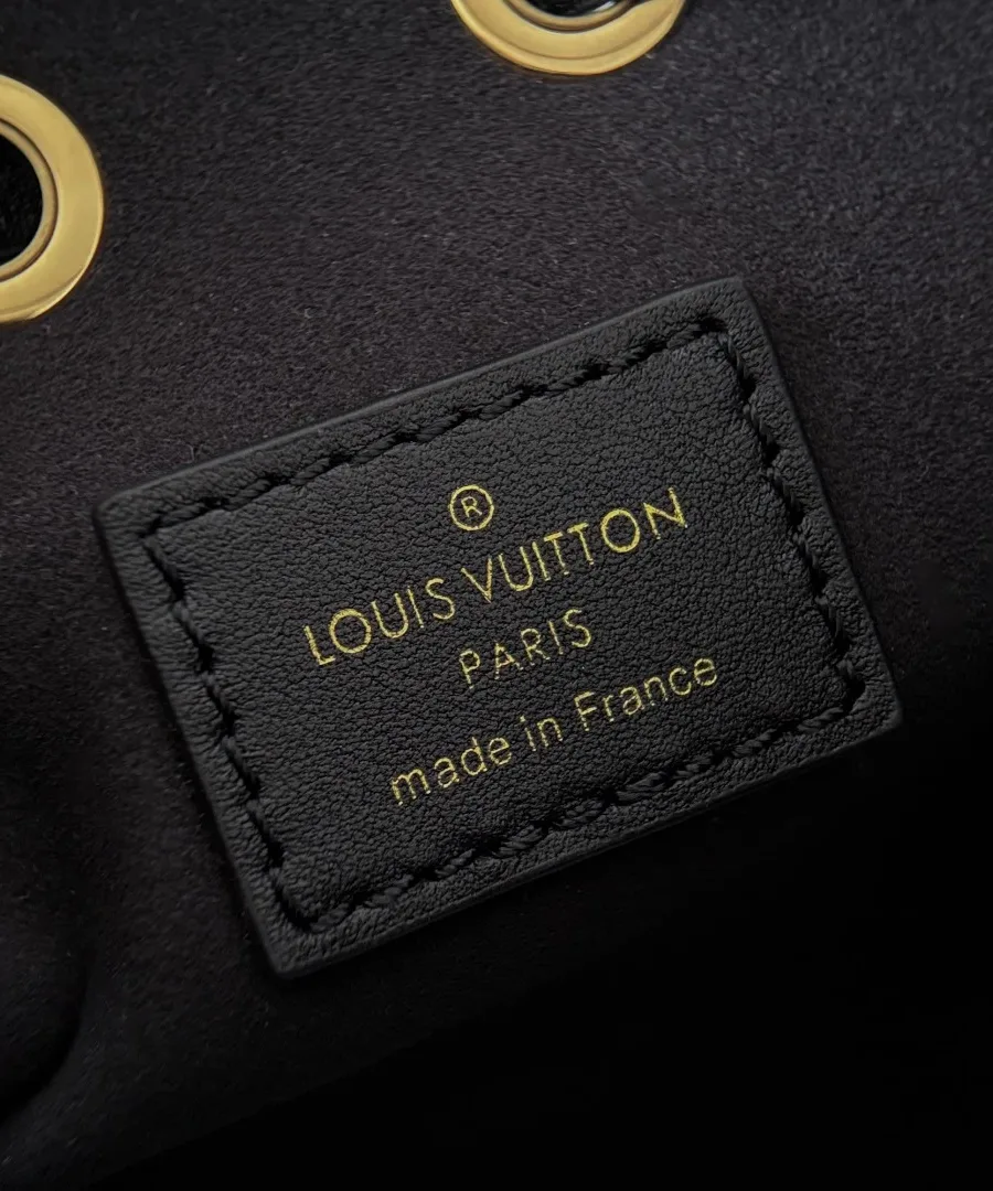 Внутренняя кожаная нашивка с тиснением Louis Vuitton Paris made in France