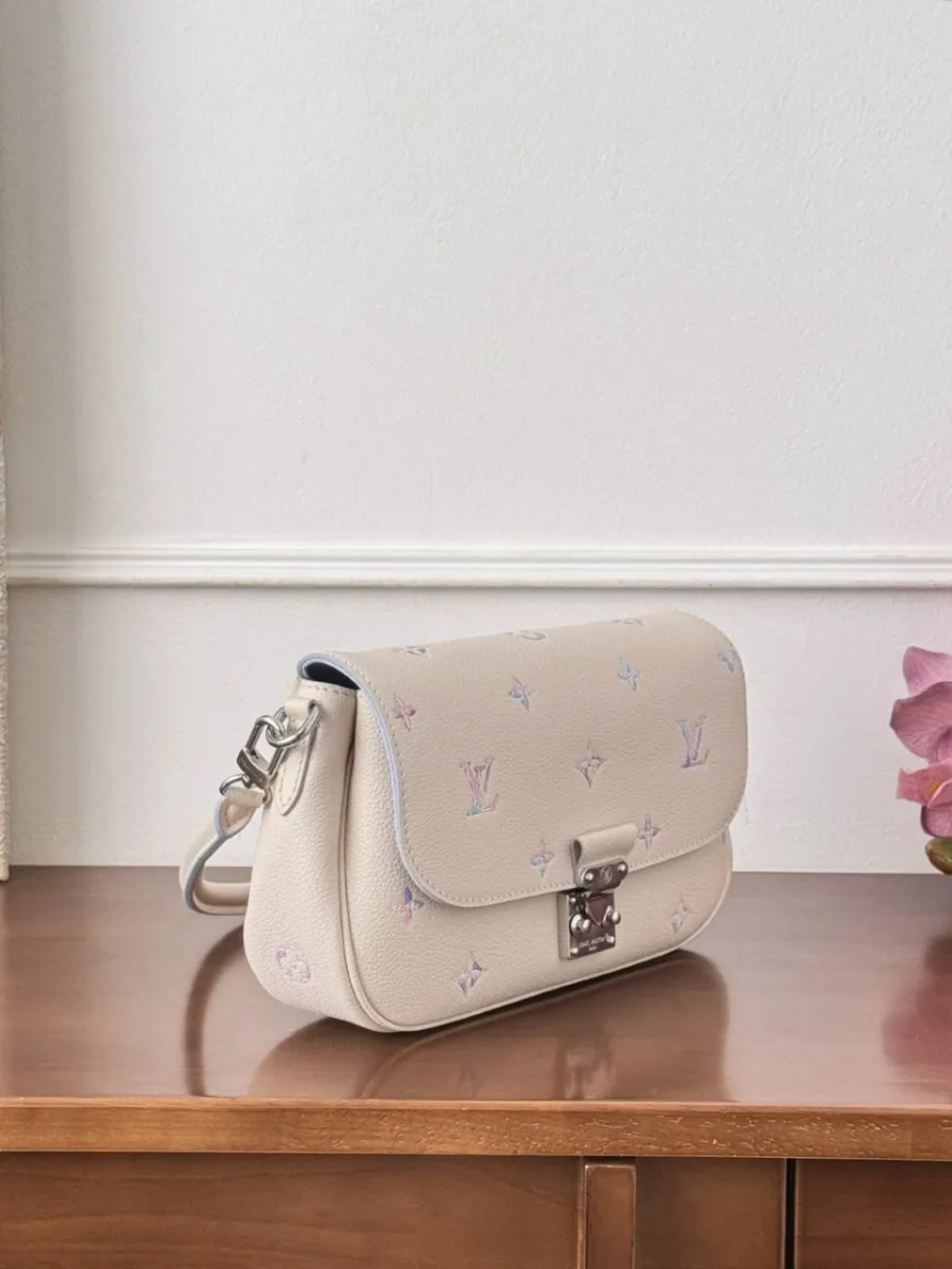 Сумка Pochette Métis East West из зернистой кожи, вид в три четверти