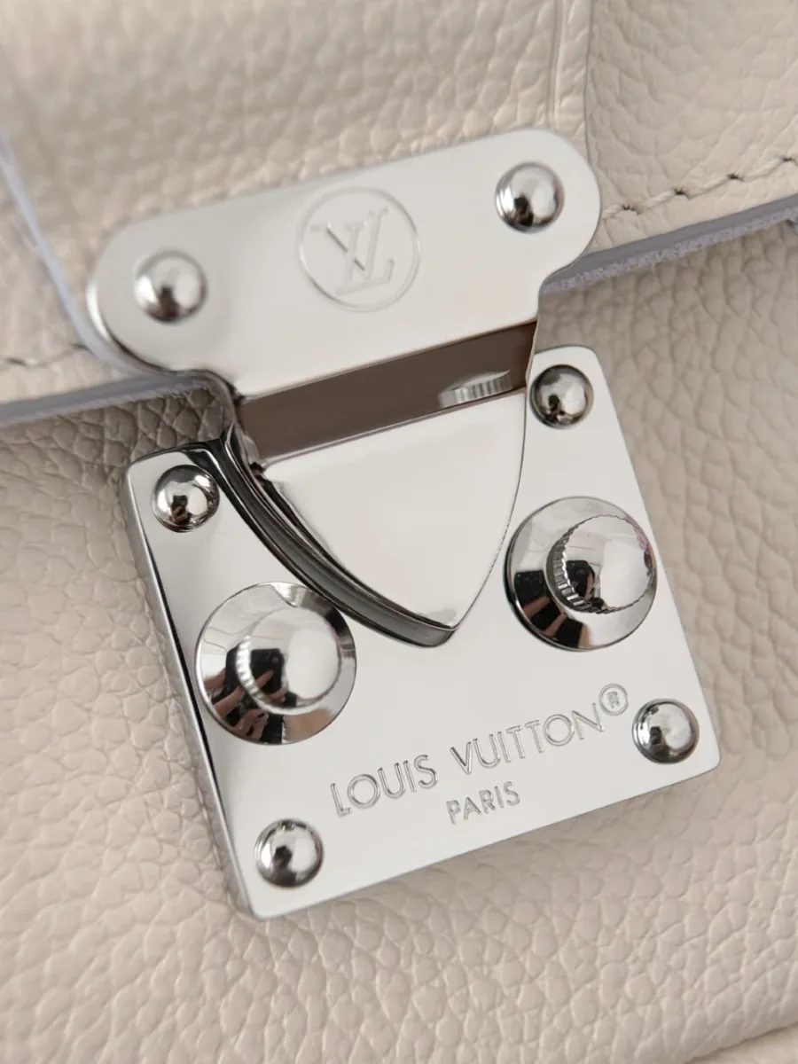 Крупный план серебристого замка S-lock с гравировкой Louis Vuitton Paris