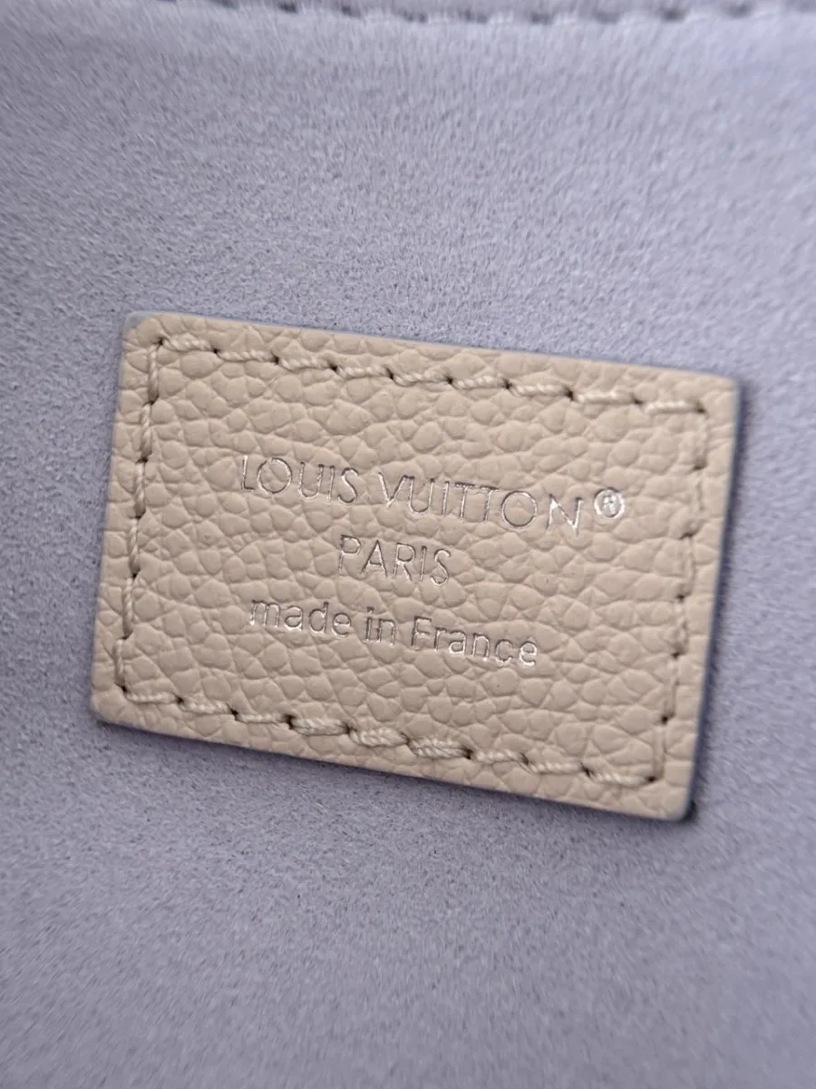Кожаная нашивка с тиснением Louis Vuitton Paris на внутренней подкладке