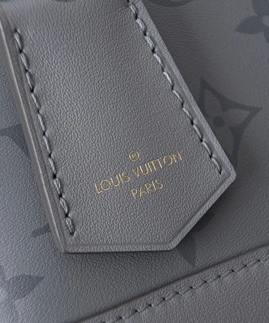 Крупный план кожаного брелока с золотистым тиснением Louis Vuitton Paris
