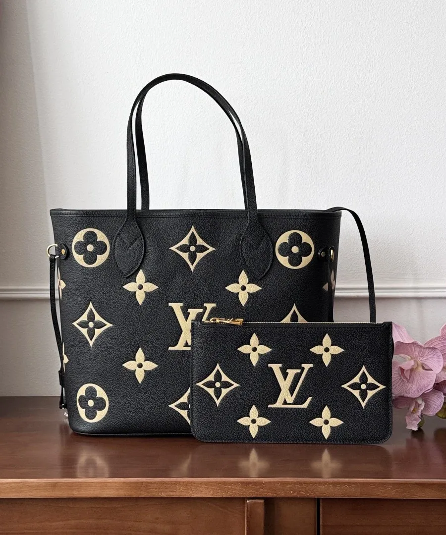 Черная сумка-тоут Neverfull MM и съемный клатч с бежевым узором Monogram, вид спереди