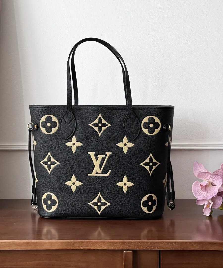 Черная кожаная сумка-тоут Neverfull MM с бежевым тиснением, вид спереди