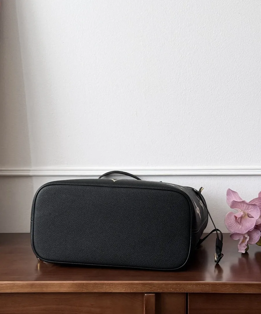 Плоское прямоугольное дно черной кожаной сумки-тоут Neverfull MM