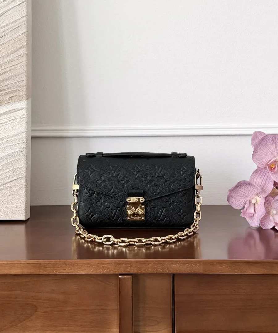 Чёрная сумка Louis Vuitton Pochette Métis East West, вид спереди с золотистой цепочкой
