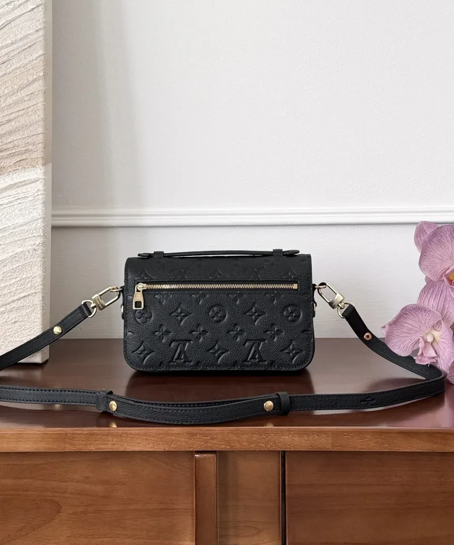 Чёрная сумка Louis Vuitton Pochette Métis East West, вид сзади с кожаным ремнем