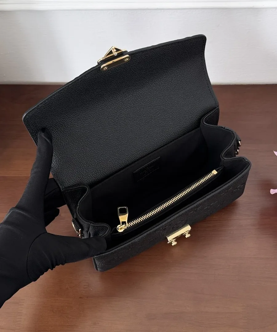 Сумка Louis Vuitton Pochette Métis East West в открытом виде, демонстрация отделений