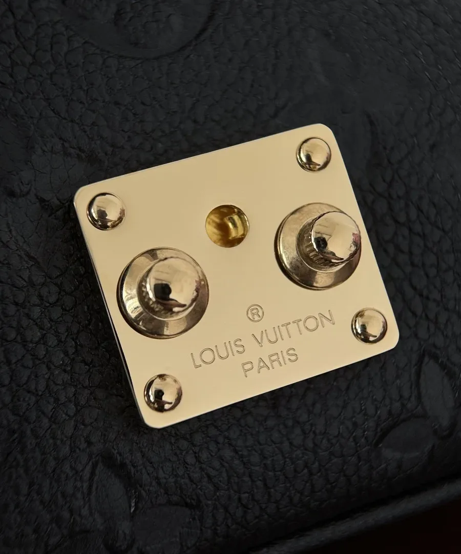 Крупный план металлической пластины замка с гравировкой Louis Vuitton Paris