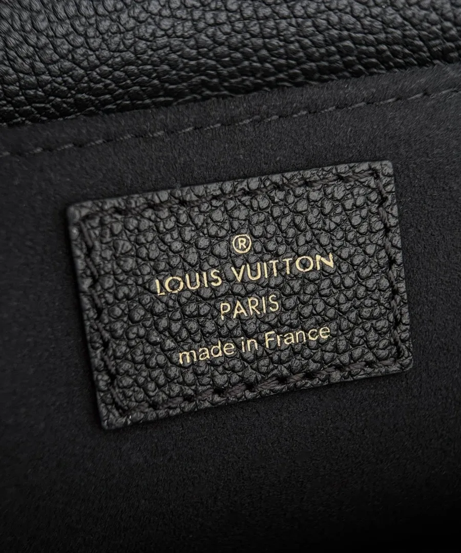 Крупный план кожаного ярлыка внутри с тиснением Louis Vuitton Paris made in France