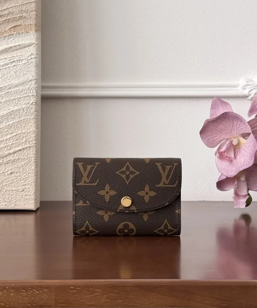 Кошелек Louis Vuitton Rosalie Monogram на деревянном столе, вид спереди