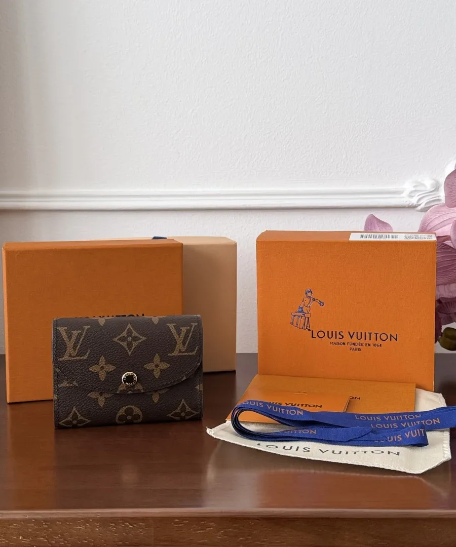 Кошелек Louis Vuitton Rosalie Monogram рядом с фирменной коробкой и пыльником
