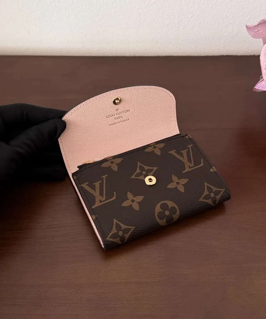 Открытый кошелек Louis Vuitton Rosalie Monogram на столе, вид изнутри