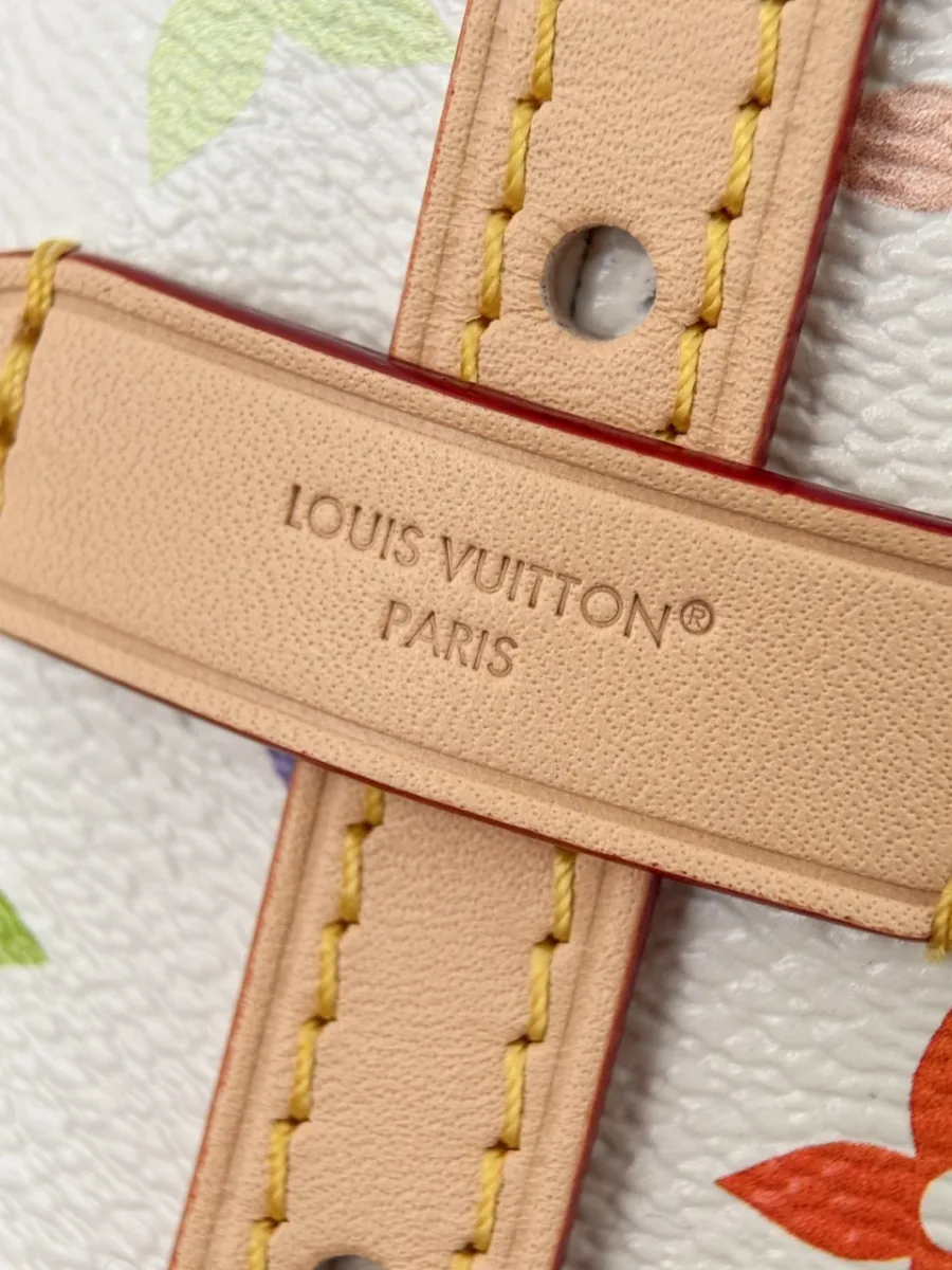 Кожаная деталь на боковой части сумки с тиснением Louis Vuitton Paris