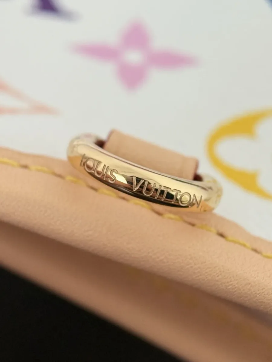 Золотистое металлическое кольцо с гравировкой Louis Vuitton