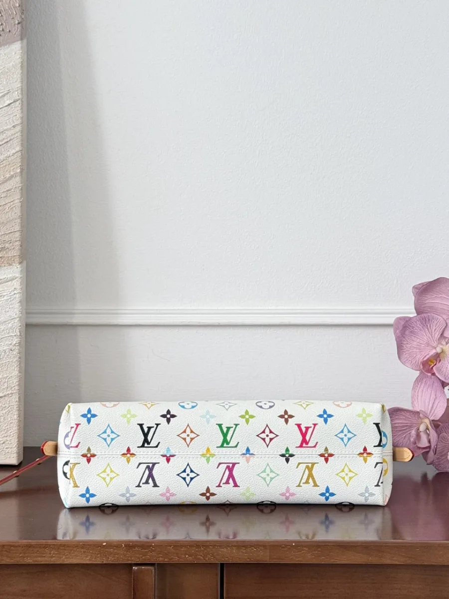 Нижняя часть белой сумки Louis Vuitton CarryAll с разноцветным принтом