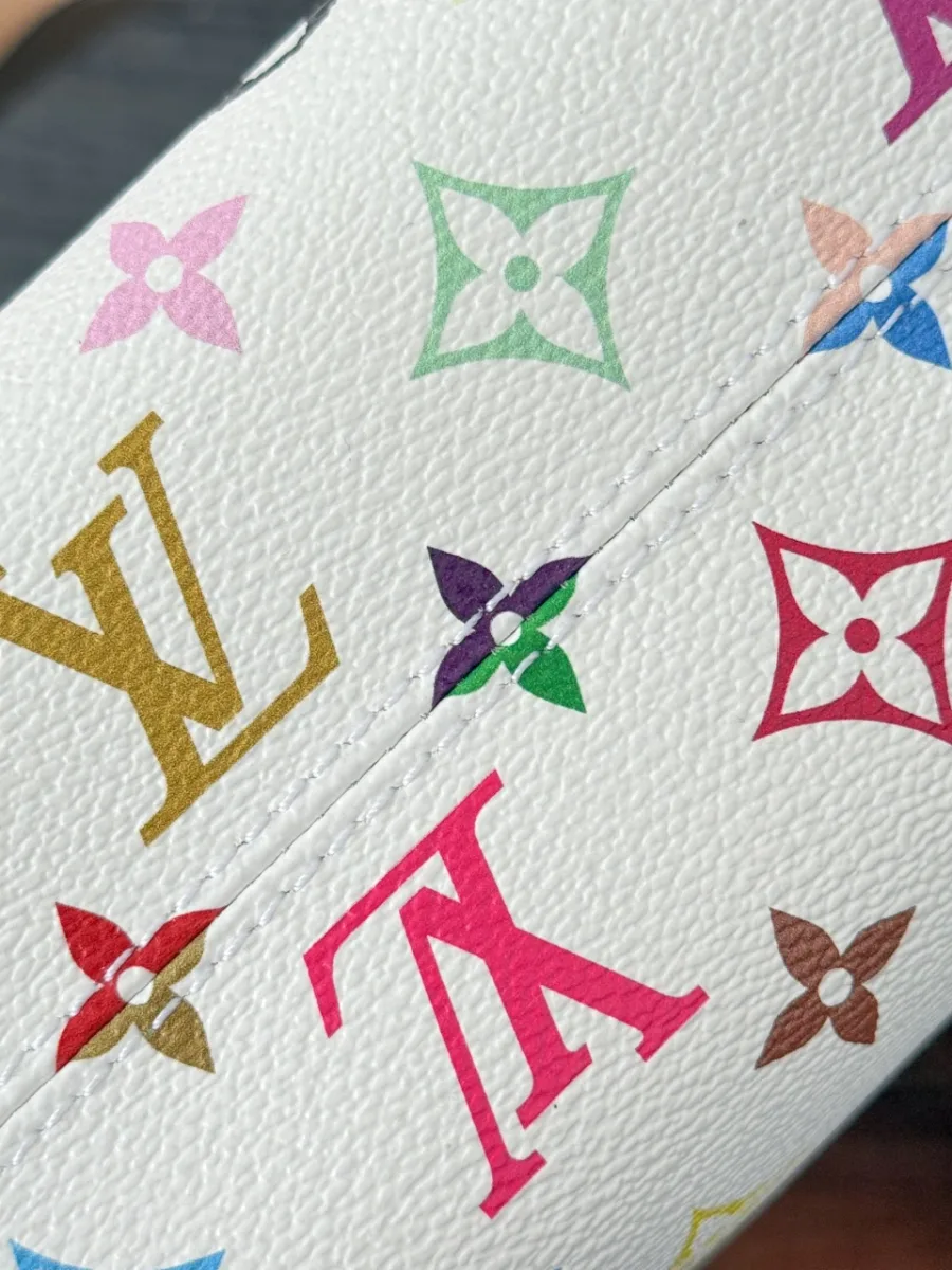 Крупный план канвы Monogram Multicolore с разноцветными логотипами LV